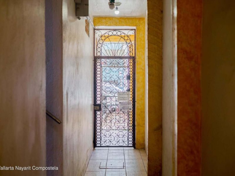 puerta y entrada casa naranjo