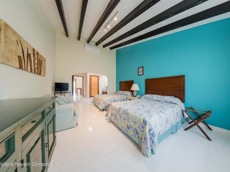 recamra 3 vista hacia el baño y exterior punta iguana 17