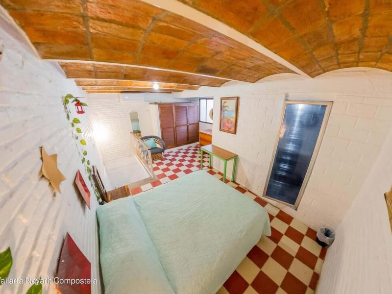 vista a las escaleras baño y closet casa naranjo